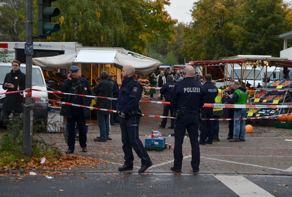 Attentat auf Fr Reker Koeln Braunsfeld Aachenerstr Wochenmarkt P05.JPG - Miklos Laubert